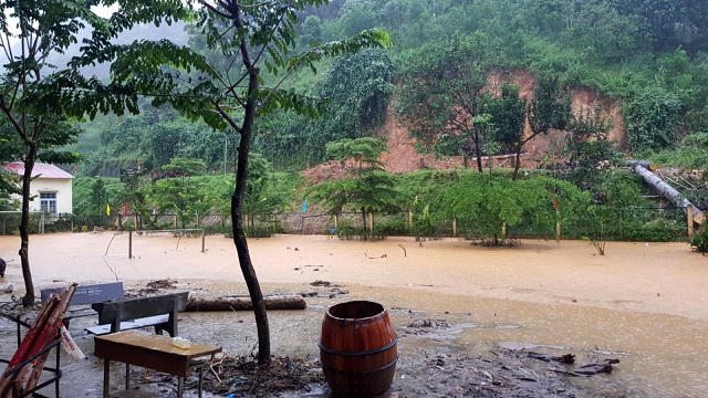 Nước lũ tấn công sân trường