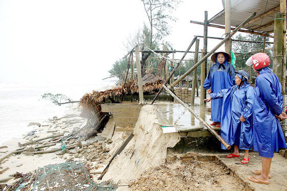 Các tỉnh miền Trung tiếp tục gánh nhiều thiệt hại do bão số 13