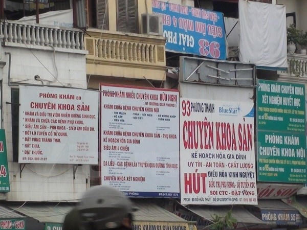 Biển quảng cáo của các cơ sở y tế tư nhân san sát nhau tại Hà Nội. (Ảnh: PV/Vietnam+)