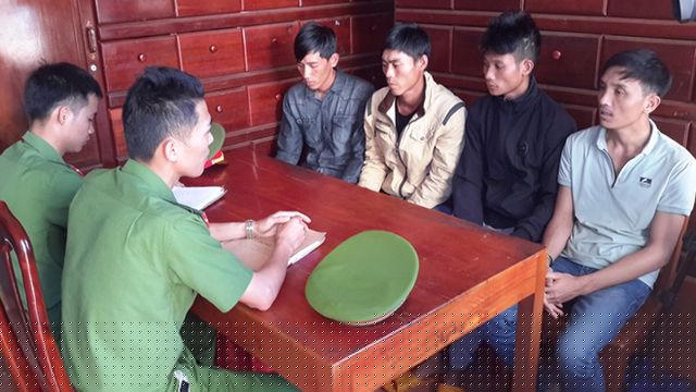 Các đối tượng tại cơ quan công an.