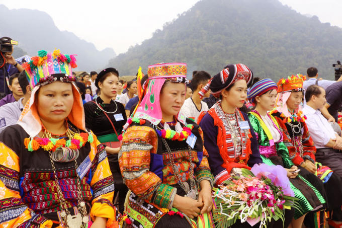 Đồng bào các dân tộc trong trang phục truyền thống về tham dự lễ hội.