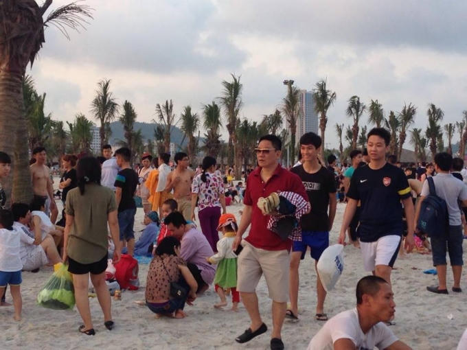 Quảng Ninh: B&atilde;i tắm n&ecirc;m chật người trong tuần lễ du lịch Hạ Long