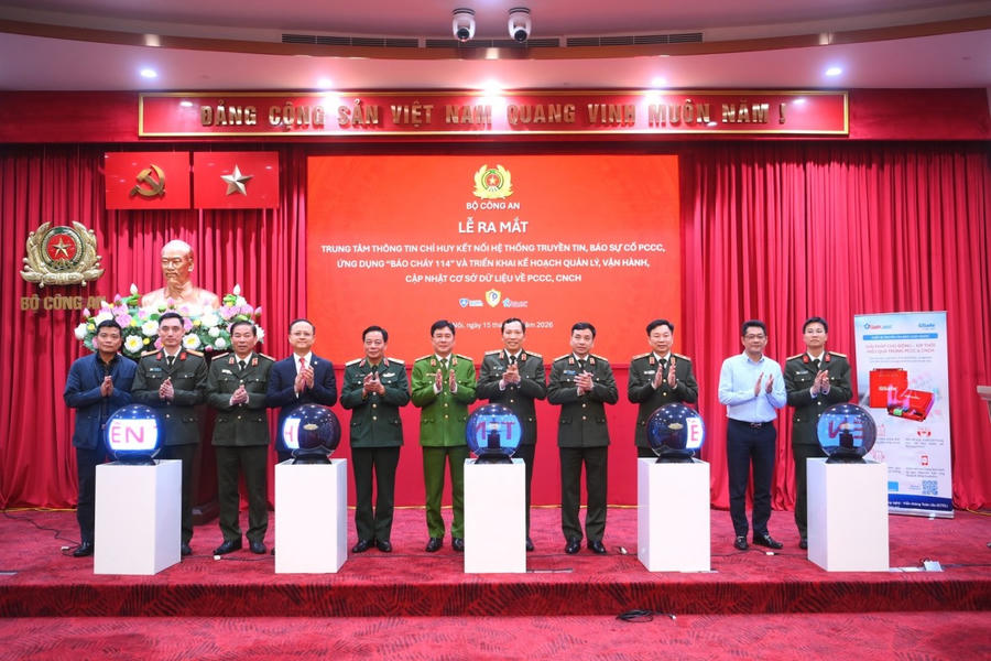 Thứ trưởng Lê Văn Tuyến cùng các đại biểu thực hiện nghi thức bấm nút ra mắt Trung tâm thông tin chỉ huy kết nối hệ thống truyền tin, báo sự cố PCCC.