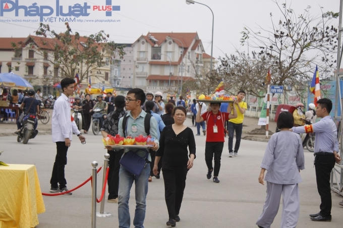 Dòng người đổ về Chùa Hồng Phúc ngày một đông.