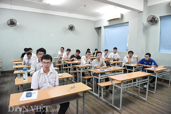 Sáng nay, các thí sinh sẽ bước vào thi tổ hợp bài thi Khoa học tự nhiên với các môn thi hoá học, vật lí và sinh học. Tại các điểm thi của Hà Nội, các thí sinh khá hồi hộp bước vào buổi thi vì có nhiều môn trong tổ hợp xét tuyển vào đại học của thí sinh. Cả nước chỉ có 329.169 thí sinh đăng ký dự thi bài thi tổ hợp Khoa học tự nhiên, chiếm 37,11% tổng số thí sinh đăng ký dự thi.