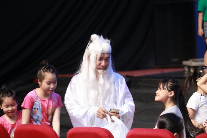 Quang Thắng kh&ocirc;ng ngại đu d&acirc;y, chạy v&ograve;ng quanh s&acirc;n khấu v&igrave; hot girl d&acirc;n gian Thu Hằng