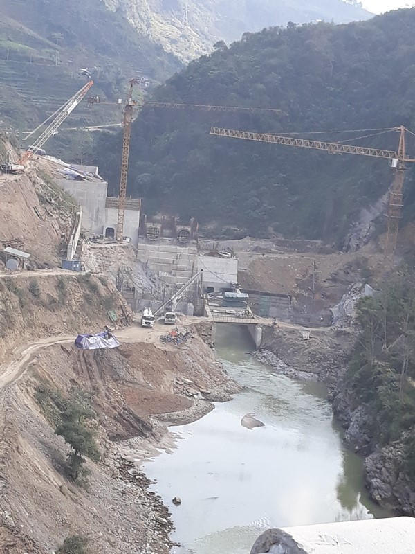 Công ty cổ phần Sông Chảy 6 đang thi công gây nên tình trạng ô nhiễm môi trường.