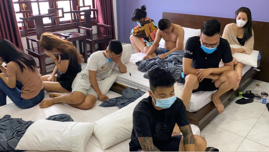 Tại phòng VIP 8 tầng 5 của khách sạn Relax (Bắc Ninh) có 8 người (4 nam và 4 nữ) đang có biểu hiện sử dụng chất ma túy. Ảnh: Cơ quan điều tra cung cấp
