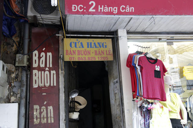 Một biển hiệu tí hon trên phố Hàng Cân.