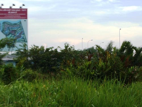 Nhiều năm qua khu đất dự án giao cho công ty SDI vẫn chỉ là bãi đất hoang. (Nguồn báo Người Lao Động)