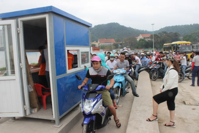 Ách tặc tại các điểm xe máy vào khu vực bãi tắm.