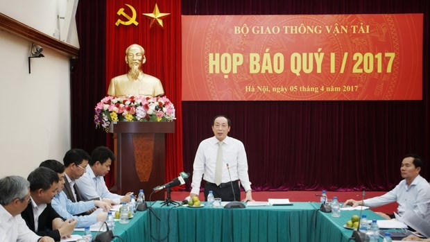 Tổng Giám đốc Ban quản lý dự án (PMU) là người tương đương hàm Vụ trưởng. Nếu tới đây, sáp nhập, hợp nhất 2 PMU vào làm một, vị chi 1 đơn vị sẽ có 1 “Vụ trưởng” và... 6 - 7 ông “Vụ phó”, chưa kể phía sau họ là trên dưới... 30 lãnh đạo cấp Phòng/PMU.
