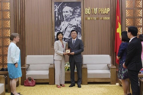 Bộ trưởng Lê Thành Long tiếp bà Ping Kitnikone, Đại sứ đặc mệnh toàn quyền Canada tại Việt Nam.
