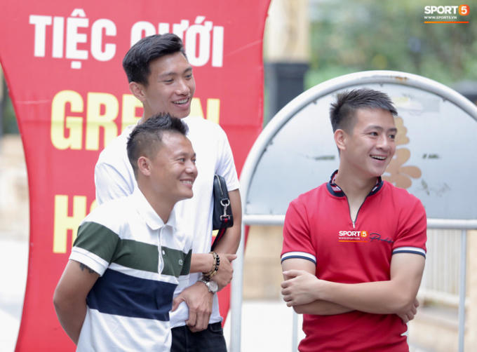 Ai cũng tươi cười vui vẻ háo hức chờ đợi giây phút người anh em Hùng Dũng chính thức chia tay đời độc thân, trở thành người có gia đình.