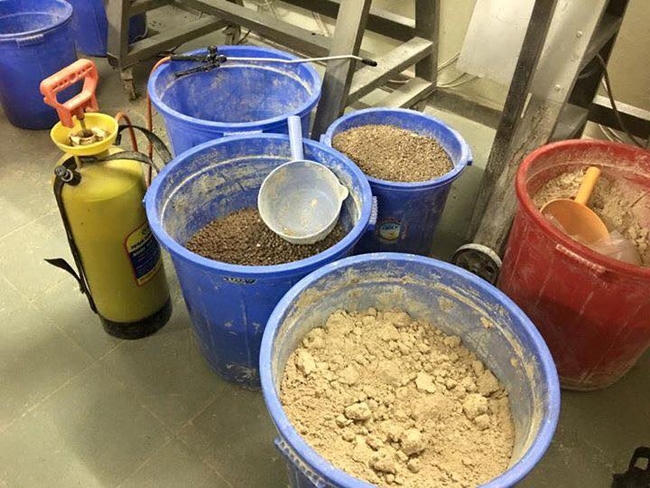 Trân châu được đựng trong những thùng xanh như thế này không đảm bảo an toàn vệ sinh - (Ảnh: Facebook).