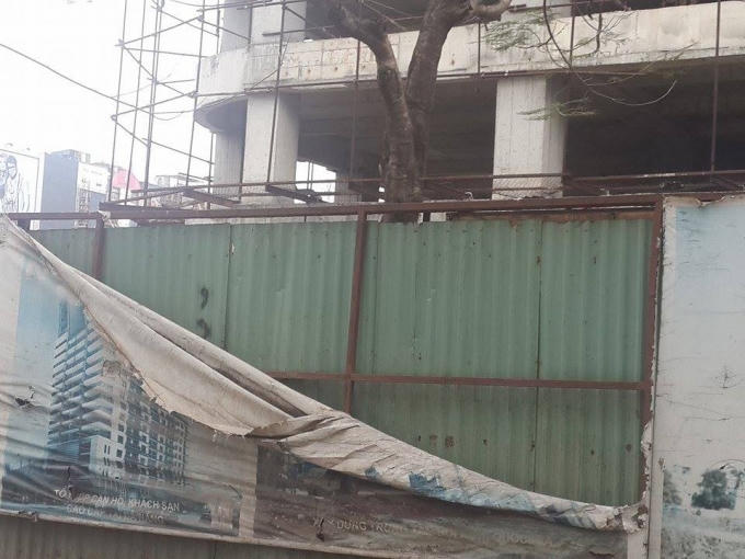 Các hạng mục đều dang dở.