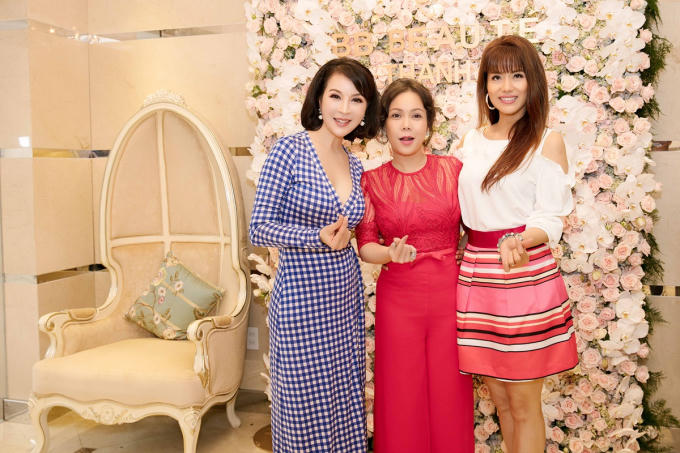 Tại sự kiện, nghệ sĩ Việt Hương cho biết ở tuổi 40, chị bắt đầu chú trọng việc làm đẹp, chăm sóc bản thân nhiều hơn nên thường xuyên nhờ MC Thanh Mai chia sẻ nhiều kinh nghiệm quý báu.