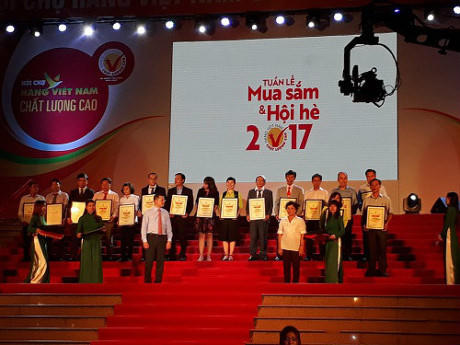 44 doanh nghiệp được trao giấy chứng nhận chuẩn hội nhập. Ảnh: Hà Thế An.