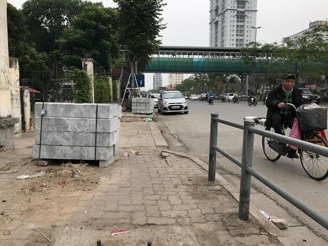 Vỉa hè số tuyến phố ở Hà Nội như Tôn Đức Thắng, Đại Cồ Việt, Bà Triệu,... ngổn ngang gạch đá và không có công nhân thi công.