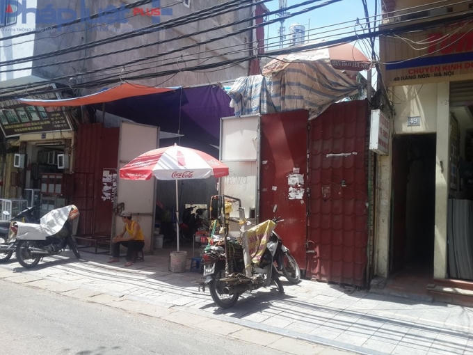 Lô đất hiện tại vẫn để trống, quây tôn kín và có bảo vệ trông nom.