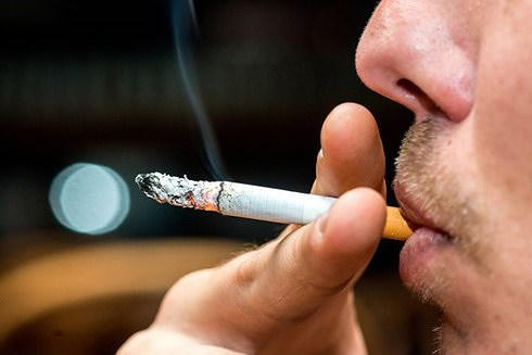 Hút thuốc:Thực tế này sẽ khiến nhiều người ngạc nhiên vì hút thuốc thường liên quan đến sự phát triển của bệnh ung thư phổi. Tuy nhiên, có đủ bằng chứng khoa học để chứng minh rằng nicotine trong khi hút thuốc lá cũng có thể gây ra ung thư da, cùng với một loạt các biến chứng sức khỏe khác.