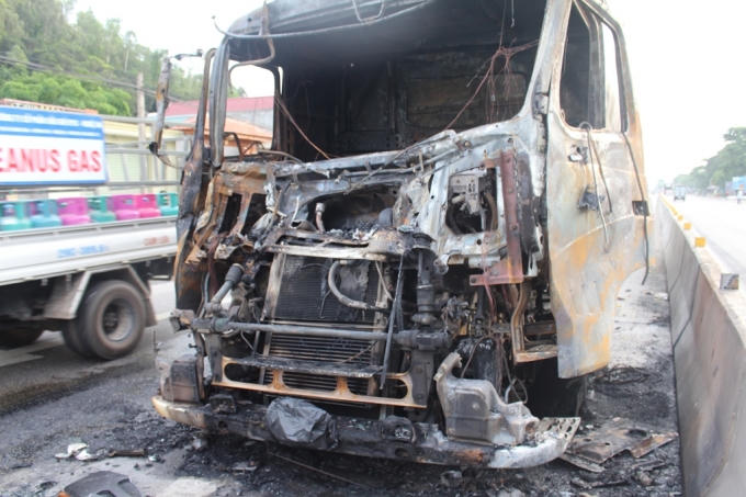 Ca bin xe bị cháy rụi, chỉ còn trơ lại khung sắt.