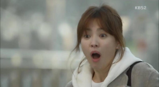 Hậu duệ mặt trời tập 15: Song Hye Kyo, Kim Ji Won khóc hết nước mắt khi hay tin bạn trai hy sinh