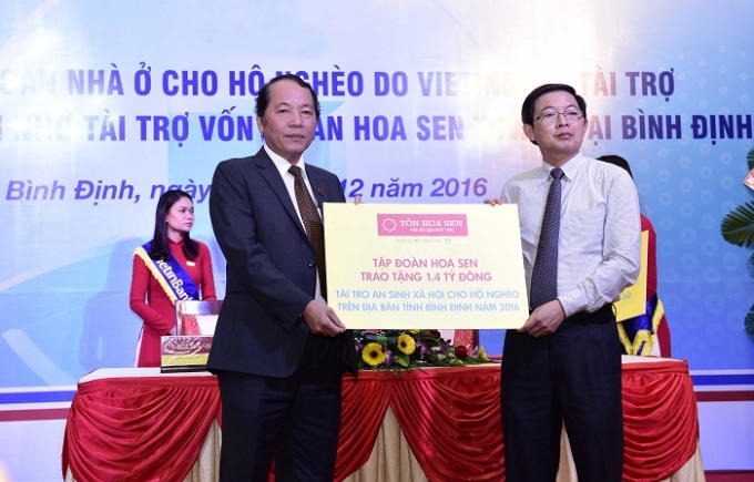 Ông Trần Ngọc Chu - Phó Chủ tịch HĐQT, Tổng giám đốc Tập đoàn Hoa Sen trao bảng tượng trưng tài trợ An sinh xã hội cho Ông Hồ Quốc Dũng - Chủ tịch UBND tỉnh Bình Định.