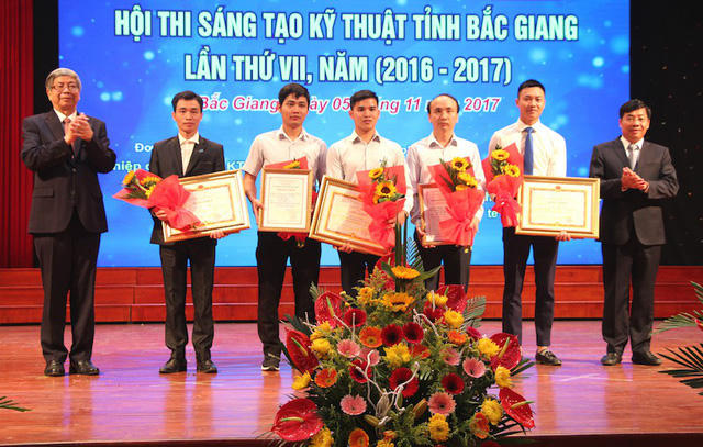 Phó Chủ tịch UBND tỉnh Bắc Giang ông Dương Văn Thái và Giáo sư Đặng Vũ Minh trao giải Nhất Hội thi Sáng tạo Kỹ thuật tỉnh lần thứ VII cho các tác giả đoạt giải.