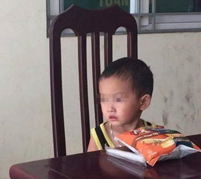 Hình ảnh cháu bé 2 tuổi bị bỏ rơi được người dân đưa lên phường (Ảnh: Facebook).