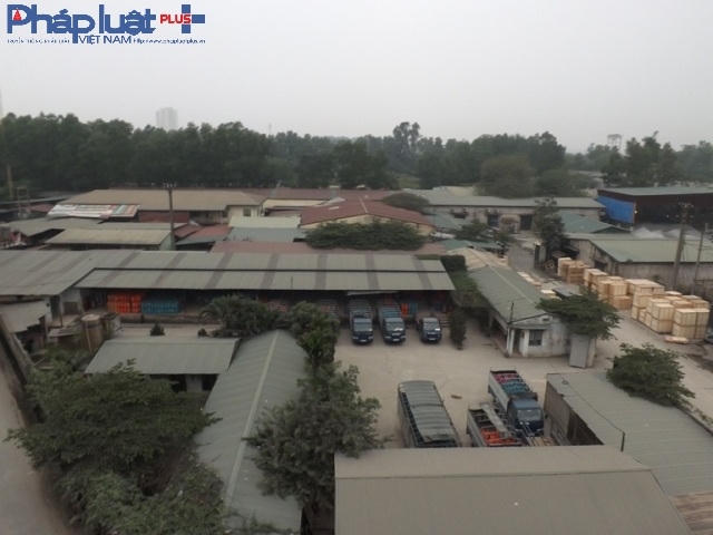 hàng ngàn bình ga được tập kết ngay dưới chân cầu thanh trì