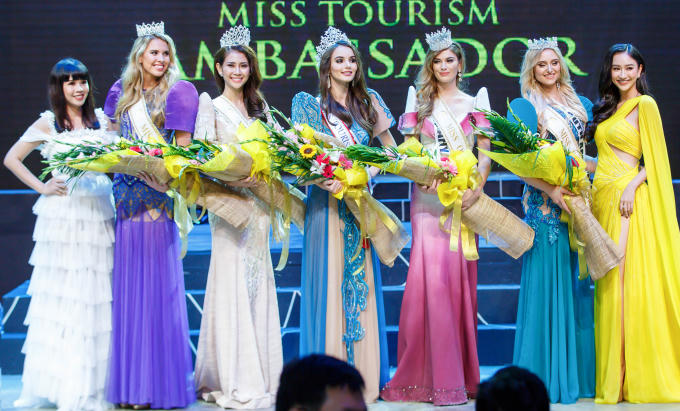 Hà Thu mặc gợi cảm hội ngộ Hoa hậu Hằng Nguyễn tại Philippines