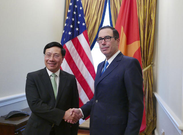 Phó Thủ tướng,Bộ trưởng Bộ Ngoại giao Phạm Bình Minh và Bộ trưởng Tài chính Steven Mnuchin (Ảnh: Bộ Ngoại giao Việt Nam)