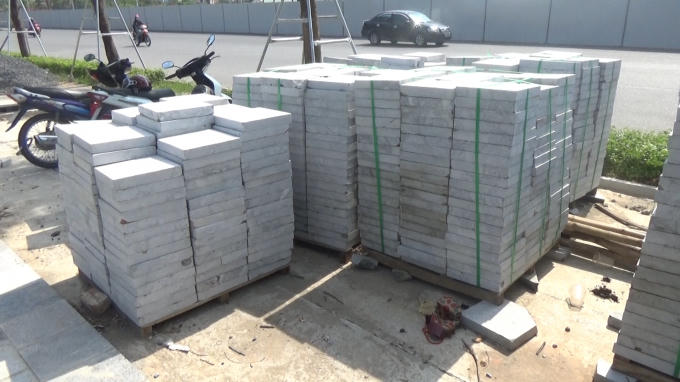 Đại diện nhà thầu thi công cho biết, những viên đá bị nứt vỡ do quá trình vận chuyển, bốc xếp sẽ được chuyển đi chứ không dùng để lát vỉa hè