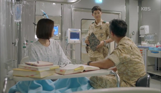 Hậu duệ mặt trời tập 13: Song Hye Kyo giật bắn mình, thảng thốt khi bạn trai bị thương nặng