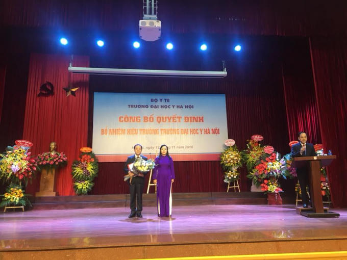 Bộ trưởng Bộ Y tế Nguyễn Thị Kim Tiến trao hoa và quyết định bổ nhiệm cho GS.TS Tạ Thành Văn.