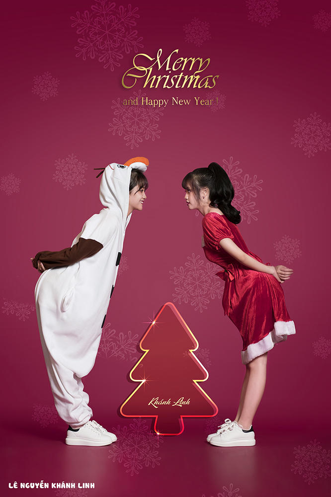 Vẫn là khuôn mặt "búng ra sữa", nhưng trong bộ ảnh này Khánh Linh còn trở nên tràn đầy năng lượng với đôi mắt biết nói cùng nụ cười vô cùng đáng yêu. Đồng thời, cô nàng còn “gây thương nhớ”, thậm chí khiến các chàng trai phải “rụng tim” với những biểu cảm và hành động cực dễ thương.