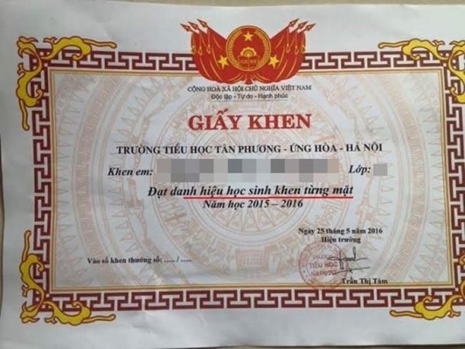Hình ảnh giấy khen từng mặt của trường Tiểu học Tân Phương, Ứng Hòa, Hà Nội. (Ảnh: Tri Thức Trực Tuyến)