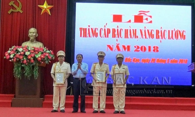 Chủ tịch UBND tỉnh Bắc Kạn - Lý Thái Hải trao quyết định nâng lương Đại tá cho các đồng chí Phó Giám đốc Công an tỉnh (Ảnh: conganbackan.vn)