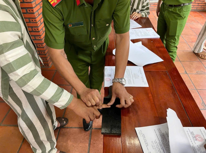 Phạm nhân làm thủ tục ra tù. Ảnh: Công an TP HCM