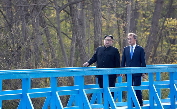 Nhà lãnh đạo Triều Tiên Kim Jong-un trò chuyện với Tổng thống Hàn Quốc Moon Jae-in bên lề hội nghị thượng đỉnh liên Triều hôm 27/4. (Ảnh: Pulse News)