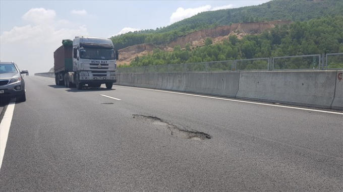 Cao tốc Đà Nẵng-Quảng Ngãi hư hỏng: Đang được tiến hành tìm nguyên nhân chính xác. Ảnh: Lao Động