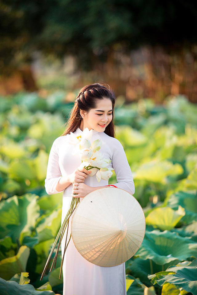 Loài quốc hoa này được ví như vẻ đẹp của người phụ nữ Việt, nhẹ nhàng, thanh khiết và cuốn hút vô cùng. Chỉ cần những biểu cảm mộc mạc như thế cũng đủ khiến thiếu nữ Hải Dương “đốn tim” biết bao nhiêu người rồi.