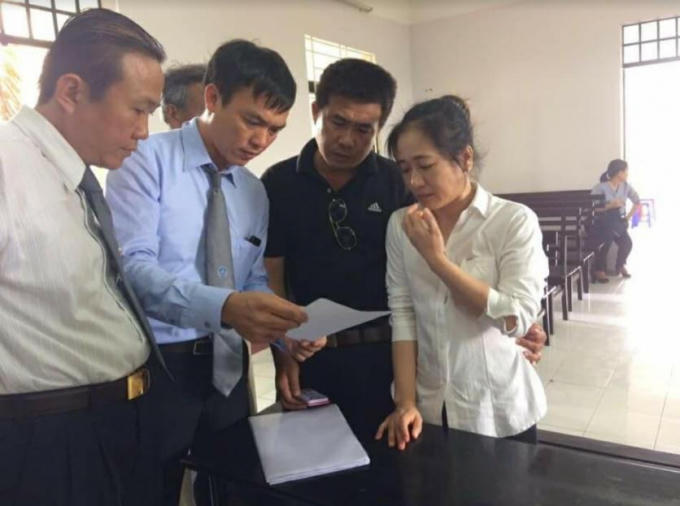 Bị cáo Thùy (bên phải ngoài cùng) cho rằng mình bị oan.