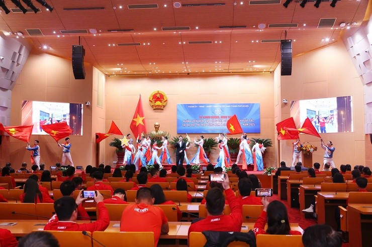 Tiết mục văn nghệ chào mừng. Ảnh: Lê Hải.