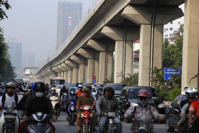 Tuyến đường sắt dài 13 km có điểm đầu tại ga Cát Linh và ga cuối ở Yên Nghĩa (Hà Đông), bắt đầu chạy thử vào ngày 20/9/2018 với hứa hẹn sau 3 - 6 tháng sẽ vận hành chính thức. Trong ảnh là đoạn đường chạy trên đường Nguyễn Trãi.