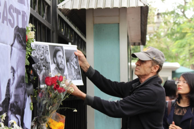 Một người dân Cu Ba bên bức ảnh về cuộc đời của Chủ tịch Cu Ba Fidel Castro.