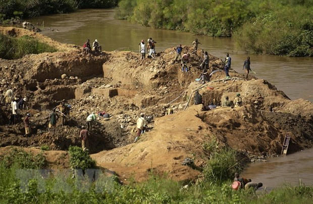 Người dân đào vàng tại khu vực Ituri, Cộng hòa Dân chủ Congo. (Ảnh: AFP/TTXVN).