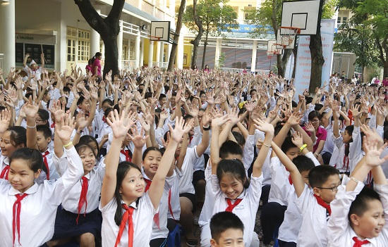 Các em học sinh hưởng ứng tiết kiệm điện.