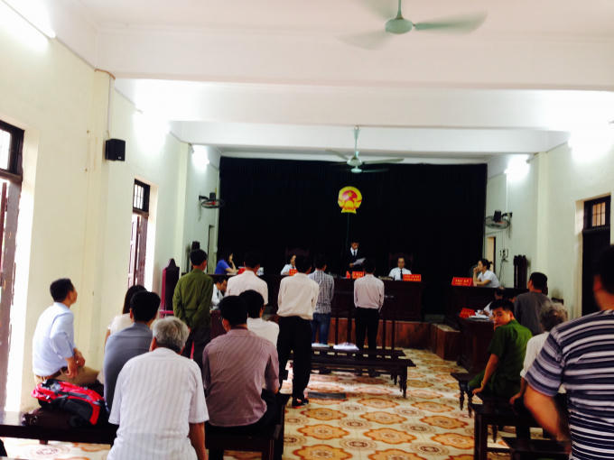 Chủ tọa phiên tòa đọc Quyết định đưa vụ án ra xét xử.